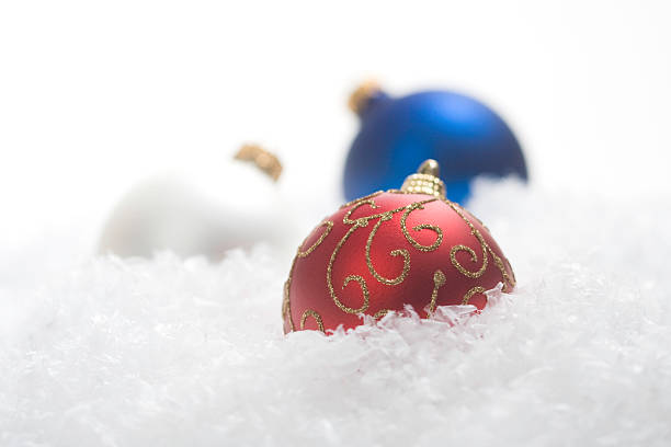 vermelho, branco e azul enfeites de natal - snow fake snow isolated christmas ornament - fotografias e filmes do acervo