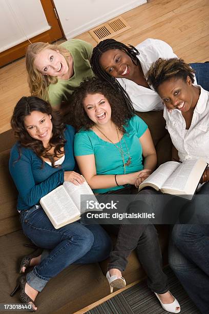 Gruppo Di Studio - Fotografie stock e altre immagini di Bibbia - Bibbia, Pregare, Donne