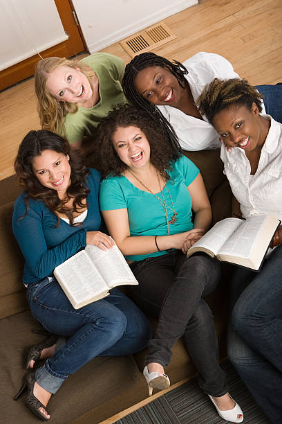 Study Group Friends studding bible study group of people small group of people stock pictures, royalty-free photos & images