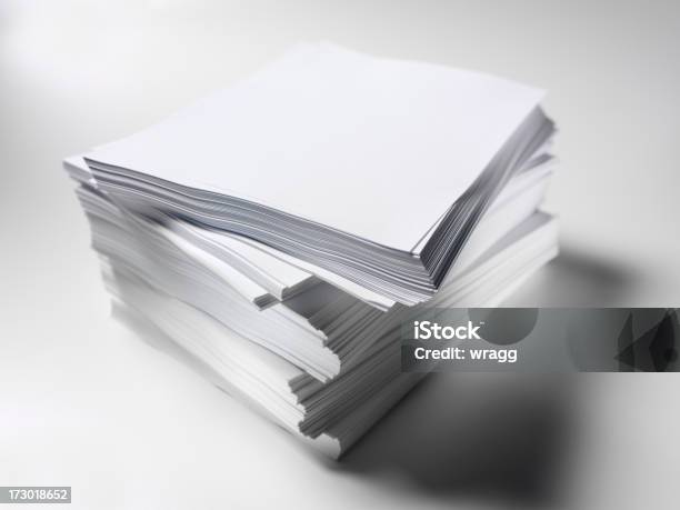 Pilha De Papéis Em Branco - Fotografias de stock e mais imagens de Papel de Computador - Papel de Computador, Amontoar, Carta - Documento