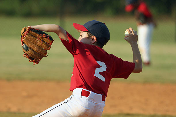 jovem lançador - boys playing baseball - fotografias e filmes do acervo