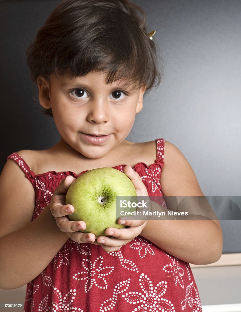Con una manzana - Foto de stock de 2-3 años libre de derechos