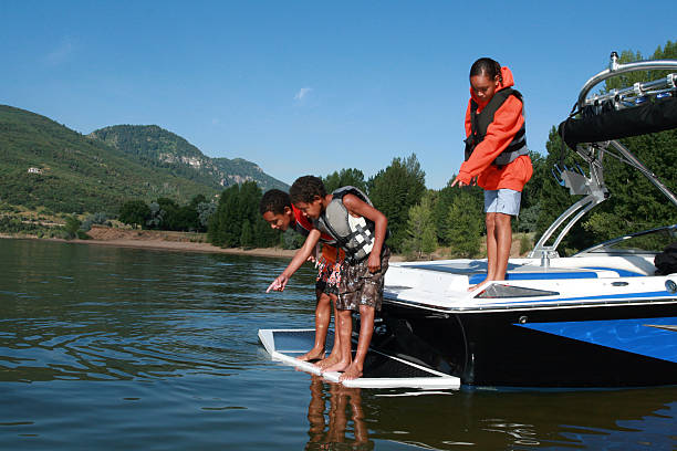 crianças com apontando no fish - life jacket child black sailing - fotografias e filmes do acervo