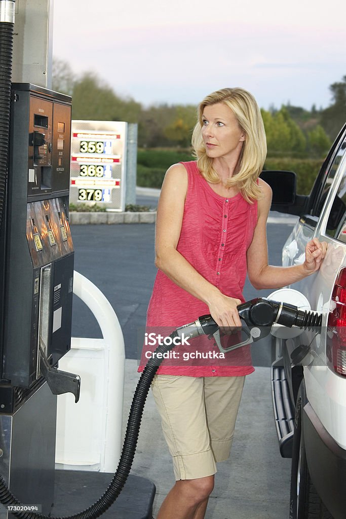 Donna di pompa benzina - Foto stock royalty-free di Donne