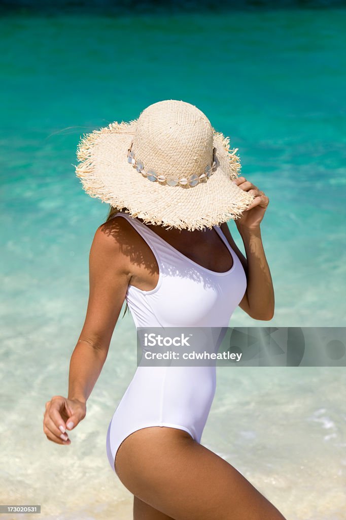 タンのビーチにいる女性 - 1人のロイヤリティフリーストックフォト