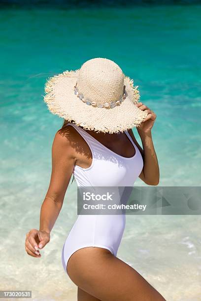 タンのビーチにいる女性 - 1人のストックフォトや画像を多数ご用意 - 1人, カリブ, カリブ海