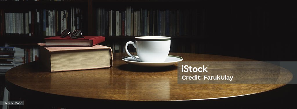 Libri e Tazza da tè - Foto stock royalty-free di Ambientazione interna