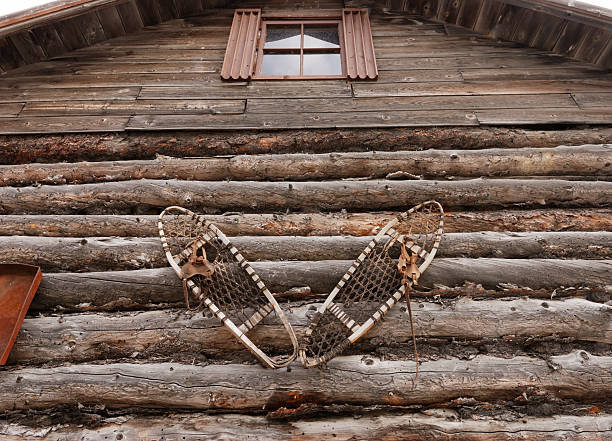 scarpe da neve, yellowknife. - shack hut old obsolete foto e immagini stock