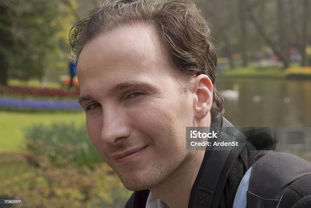 Un bell'uomo in un parco - Foto stock royalty-free di Adulto