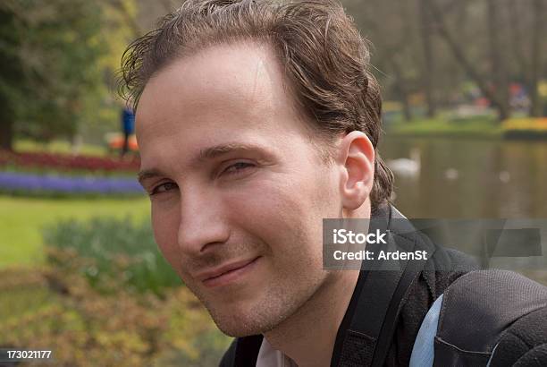 Un Belluomo In Un Parco - Fotografie stock e altre immagini di Adulto - Adulto, Adulto in età matura, Allegro