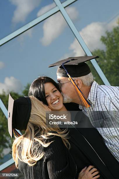 Laureati Bacio - Fotografie stock e altre immagini di Adolescente - Adolescente, Adulto, Allegro