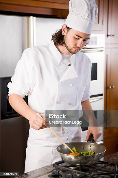 Koch Bei Der Arbeit In Der Küche Stockfoto und mehr Bilder von Kochberuf - Kochberuf, Arbeiten, Berufliche Beschäftigung