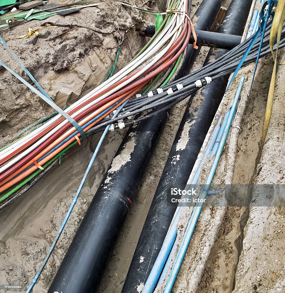 Cables subterráneos - Foto de stock de Bajo tierra libre de derechos