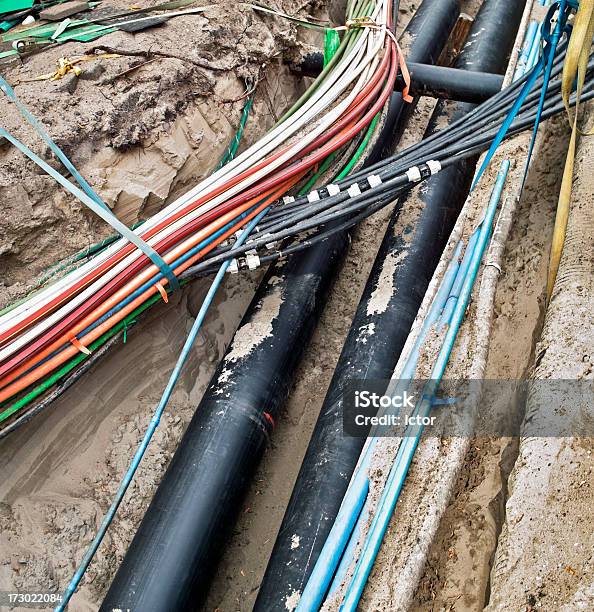 Cables Subterráneos Foto de stock y más banco de imágenes de Bajo tierra - Bajo tierra, Cable, Cable de conducción eléctrica