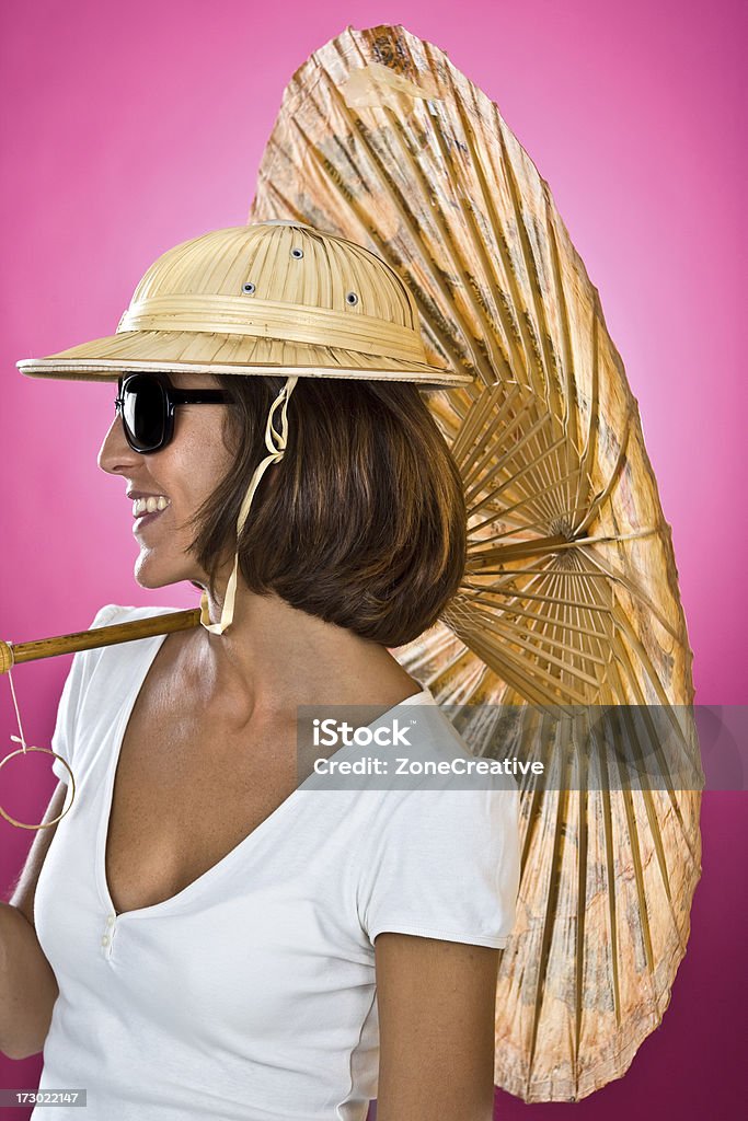 Turista con Ombrello di carta giapponese Ritratto - Foto stock royalty-free di Abbigliamento casual