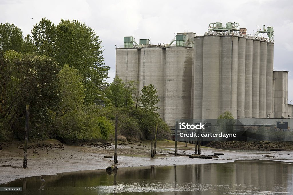 La bassa marea riverbed e fabbrica - Foto stock royalty-free di 2000-2009