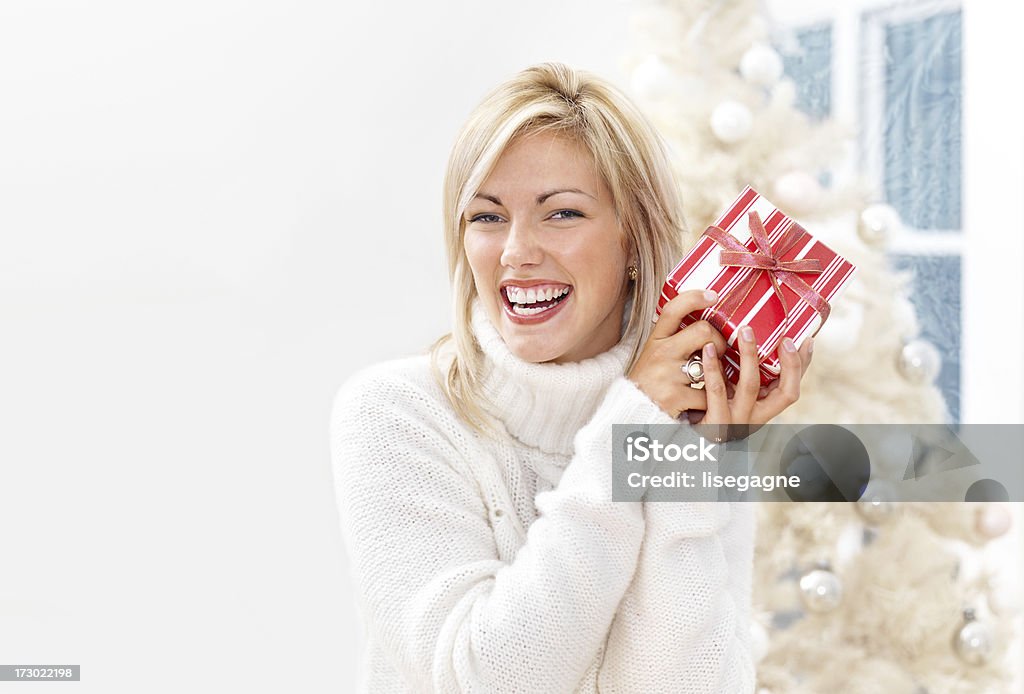 Женщина держит в подарок - Стоковые фото 20-24 года роялти-фри