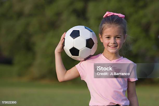 여자아이 축구 전원 4-5세에 대한 스톡 사진 및 기타 이미지 - 4-5세, 개념, 근거리 초점