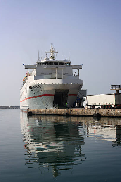 service de transport en bateau dans le port - piloting commercial dock harbor industrial ship photos et images de collection