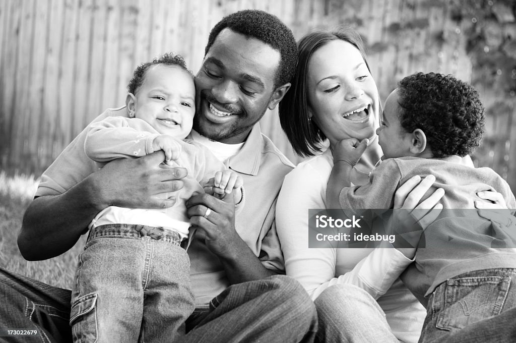 Família Jovem feliz, - Foto de stock de Abraçar royalty-free