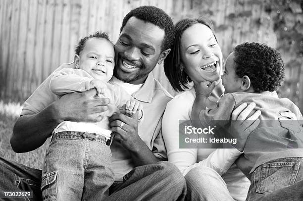 Foto de Família Jovem Feliz e mais fotos de stock de Abraçar - Abraçar, Brincalhão, Brincar