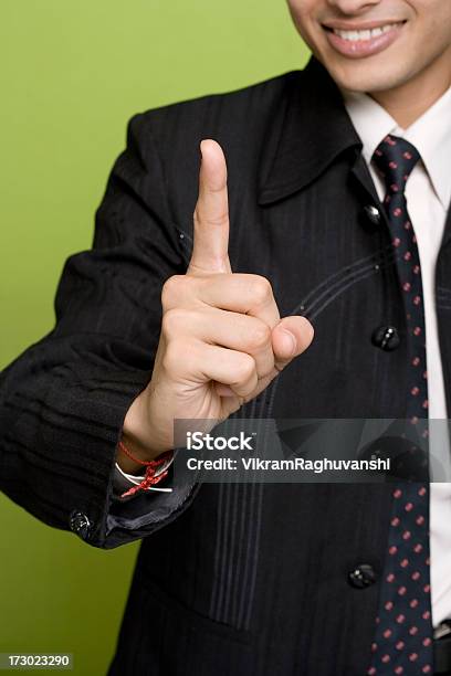 Молодой Индийский Бизнесмен С Рукой Знак Мы 1 — стоковые фотографии и другие картинки 'Номер один' знак пальцем - 'Номер один' знак пальцем, Бизнес, Бизнесмен