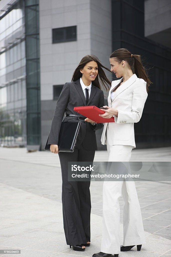 Geschäftliche Zusammenarbeit - Lizenzfrei Bürogebäude Stock-Foto