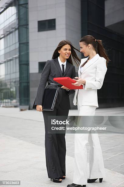 Geschäftliche Zusammenarbeit Stockfoto und mehr Bilder von Bürogebäude - Bürogebäude, Immobilie, 20-24 Jahre