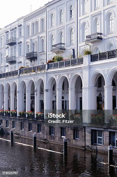 Alsterarkaden En La Mañana Hamburgo Foto de stock y más banco de imágenes de Río Elba - Río Elba, Townhouse, Alemania