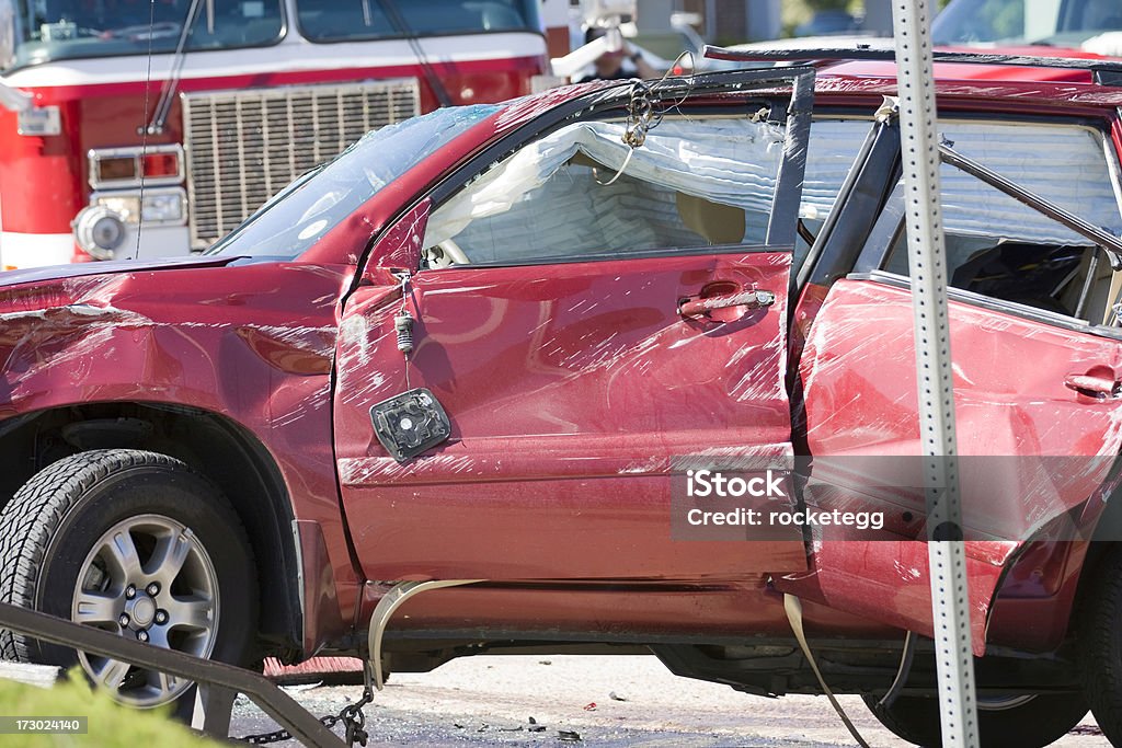 Accident de voiture rouge accessible en fauteuil roulant - Photo de Camion de pompiers libre de droits