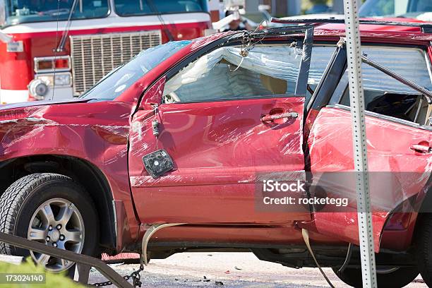 Acidente De Carro Vermelho Rolo Sobre - Fotografias de stock e mais imagens de Carro de Bombeiro - Carro de Bombeiro, Desporto Motorizado, Desporto de Competição - Desporto