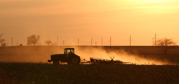 スプリングフィールドを耕す - plowed field dirt agriculture field ストックフォトと画像