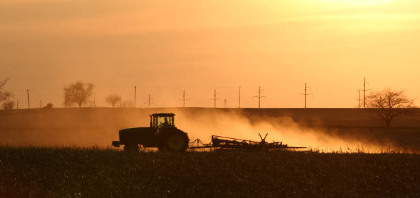 вспашка поле весной - cultivated land farm land plowed field стоковые фото и изображения