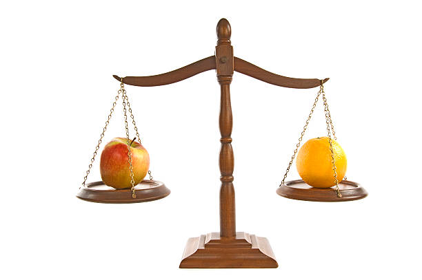 porównanie jabłka i pomarańcze - weight scale apple comparison balance zdjęcia i obrazy z banku zdjęć