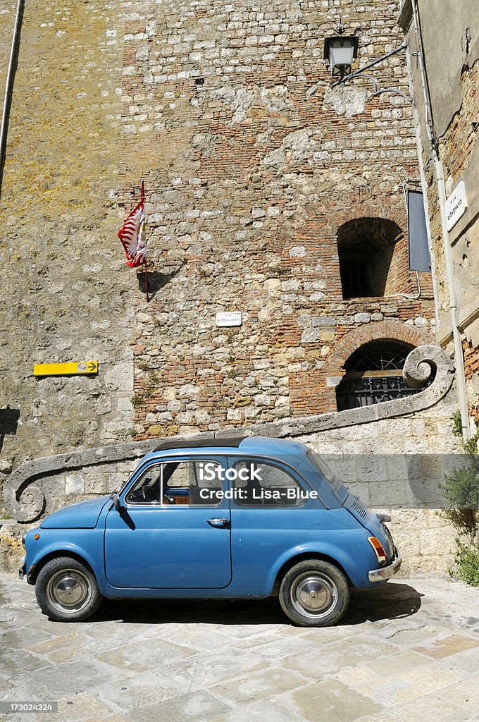 Vintage italiano auto Fiat 500 Scena urbana - Foto stock royalty-free di Blu