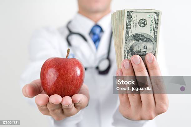 Atención Médica Por El Dinero Foto de stock y más banco de imágenes de Dinero - Dinero, Doctor, Manzana