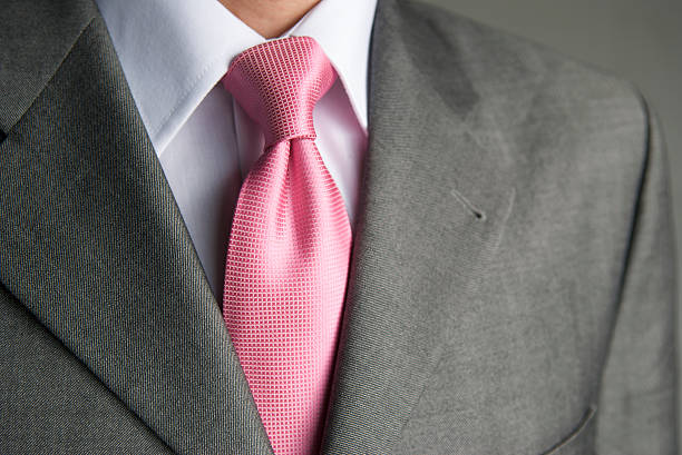 homme d'affaires et cravate rose costume gris revers affaires gros plan - suit necktie close up gray photos et images de collection