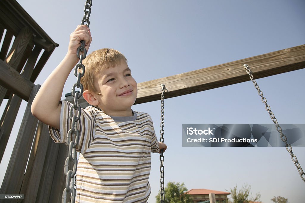 Menino bonito devaneios em um Playground - Foto de stock de 4-5 Anos royalty-free