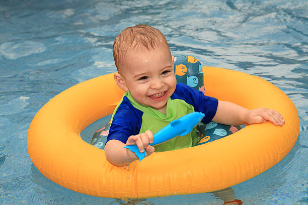 jeux dans la piscine - inflatable ring water wings swimming pool float photos et images de collection