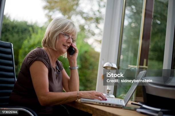 Home Office Stockfoto und mehr Bilder von Am Telefon - Am Telefon, Arbeiten von Zuhause, Arbeitszimmer