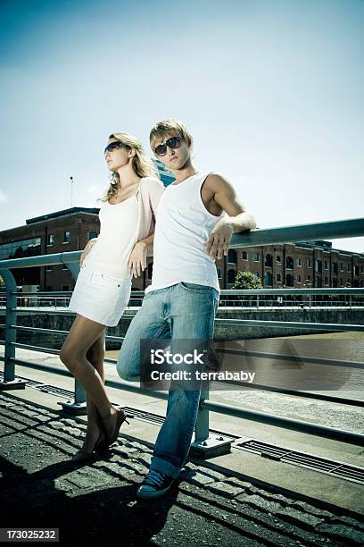 Pareja De Estilo De Vida Foto de stock y más banco de imágenes de Gafas de sol - Gafas de sol, Hombres, Luz del sol