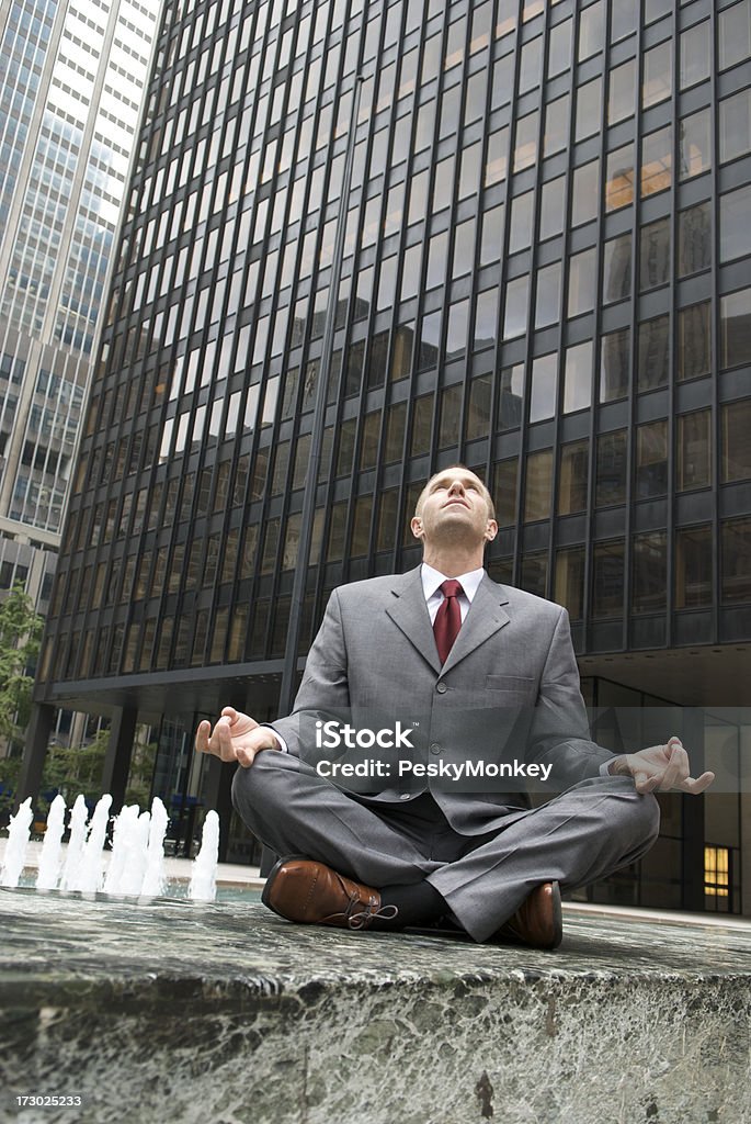 Assis en tailleur Homme d'affaires semble plein ciel - Photo de Affaires libre de droits