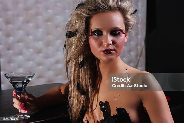 Mädchen Und Martini Stockfoto und mehr Bilder von Alkoholisches Getränk - Alkoholisches Getränk, Attraktive Frau, Blondes Haar