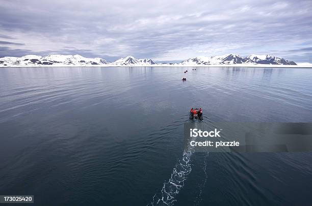 Explorar Reserva Ecológica Do Ártico Richardlaguna - Fotografias de stock e mais imagens de Bote - Bote, Noruega, Ao Ar Livre