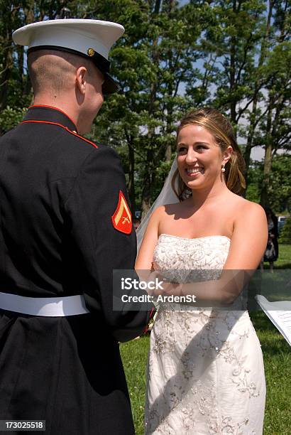 Marine Sposa E Sposo - Fotografie stock e altre immagini di Matrimonio - Matrimonio, Forze armate, Forze armate statunitensi