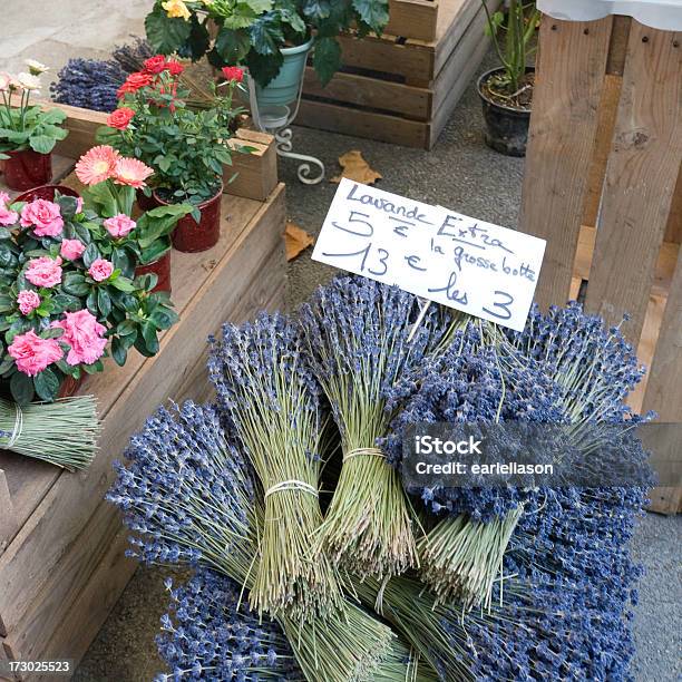 Foto de Lavanda No Mercado e mais fotos de stock de Chateauneuf-du-Pape - Chateauneuf-du-Pape, Gordes, St Remy De Provence