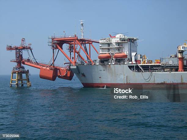 Flotante Producción Recipiente Con Helicóptero Foto de stock y más banco de imágenes de Amarrado - Amarrado, Gas natural, Petróleo