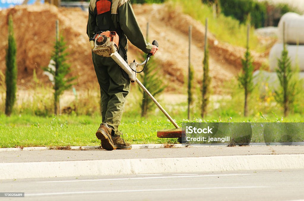 Trabalhador do Conselho strimming relva verges - Royalty-free Equipa de Manutenção do Terreno Foto de stock