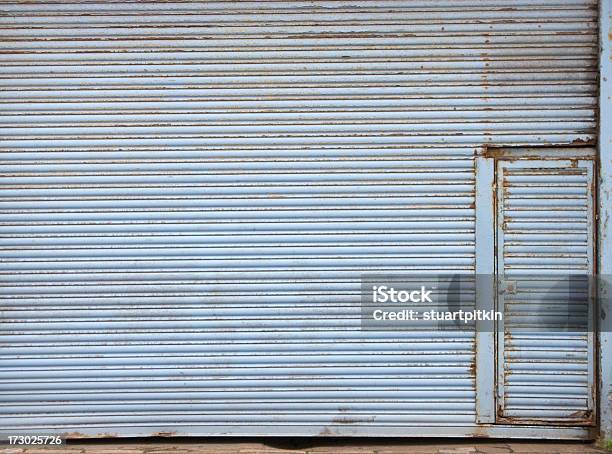 Foto de Blue Porta Da Garagem e mais fotos de stock de Antigo - Antigo, Arquitetura, Azul