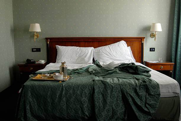 sfatte letto hotel - untucked foto e immagini stock